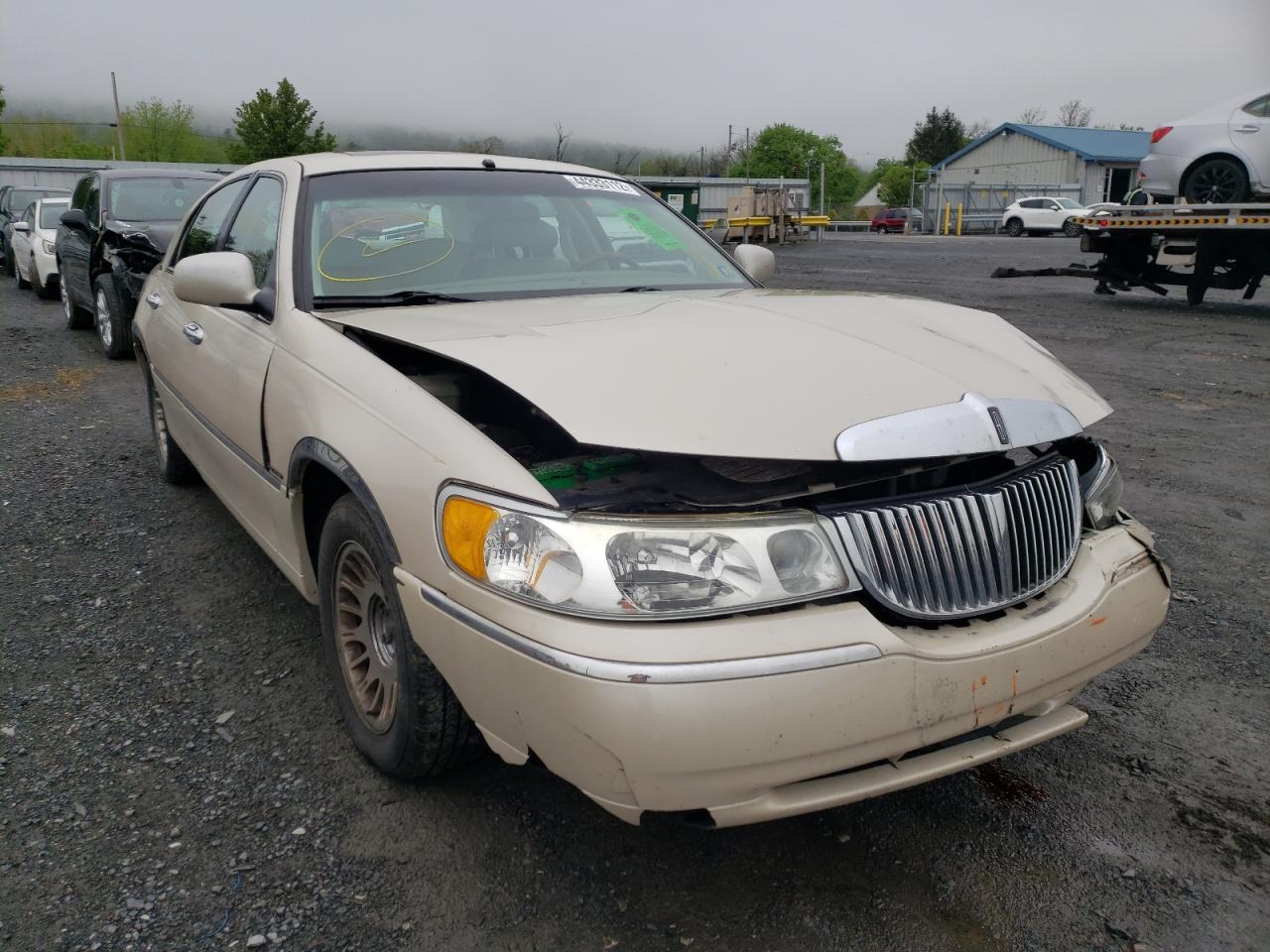 LINCOLN TOWN CAR C 2000 with VIN 1LNHM83W0YY863346 - Photo from auction