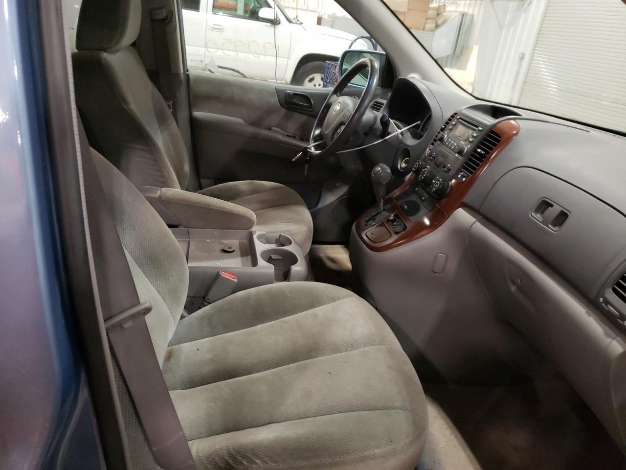 Photo 5 from auction – 2006 KIA SEDONA with VIN KNDMB233066049640