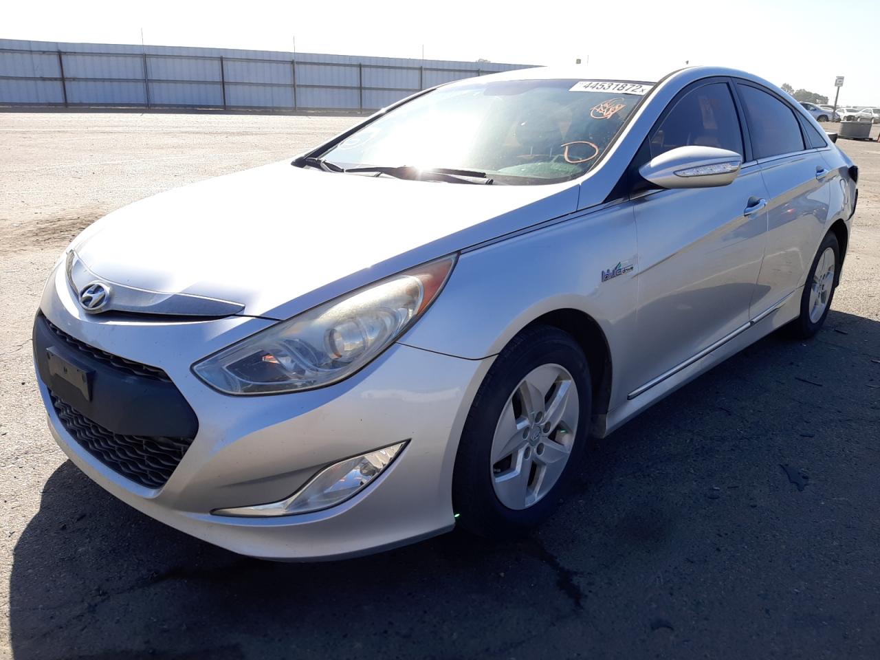 Photo 2 from auction – 2011 HYUNDAI SONATA HYB with VIN KMHEC4A41BA001995