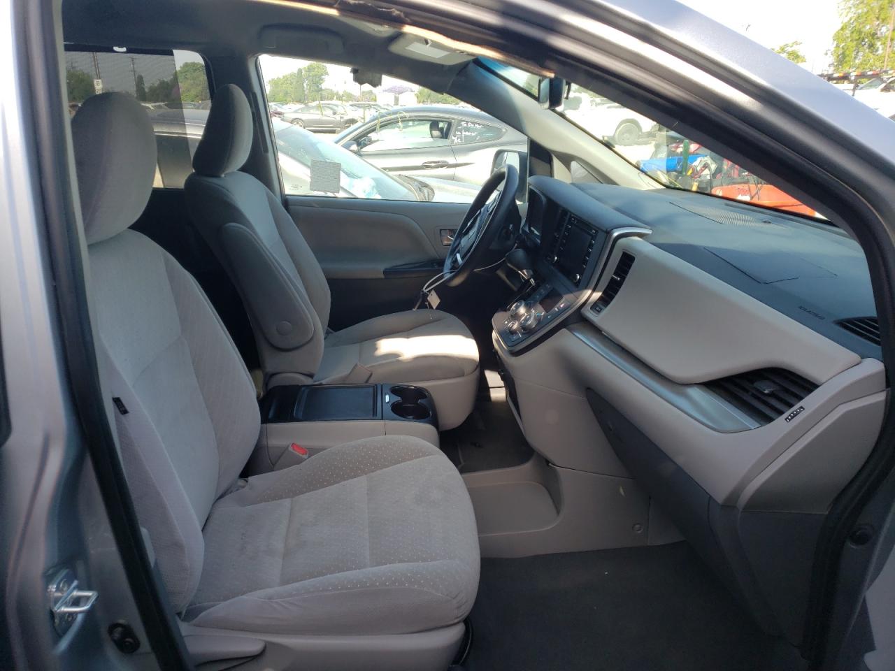 Photo 5 from auction – 2020 TOYOTA SIENNA LE with VIN 5TDKZ3DC2LS043776