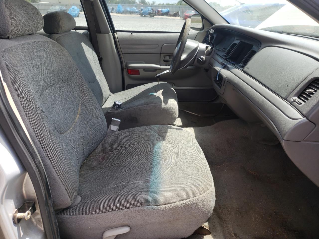 Photo 5 from auction – 2000 FORD CROWN VICT with VIN 2FAFP71W9YX205675