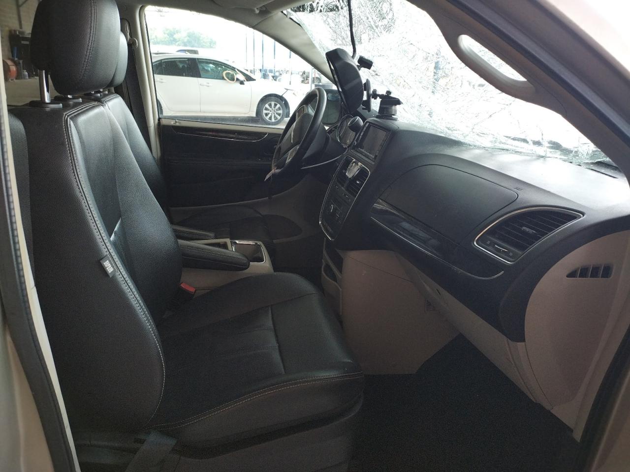 Photo 5 from auction – 2013 CHRYSLER TOWN & COU with VIN 2C4RC1BG1DR677553