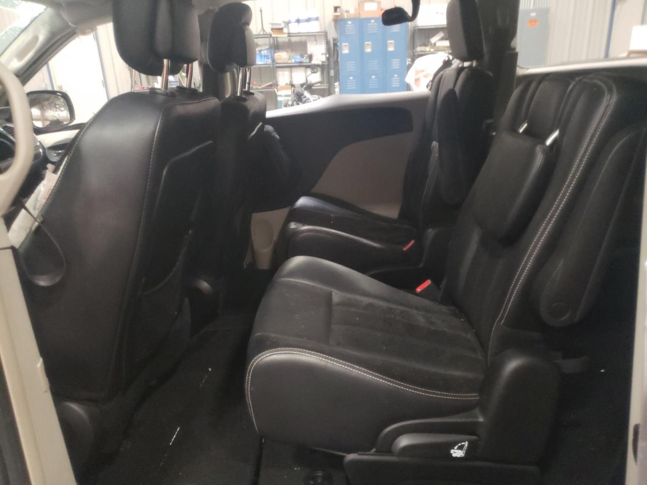 Photo 6 from auction – 2014 CHRYSLER TOWN & COU with VIN 2C4RC1BG1ER359367