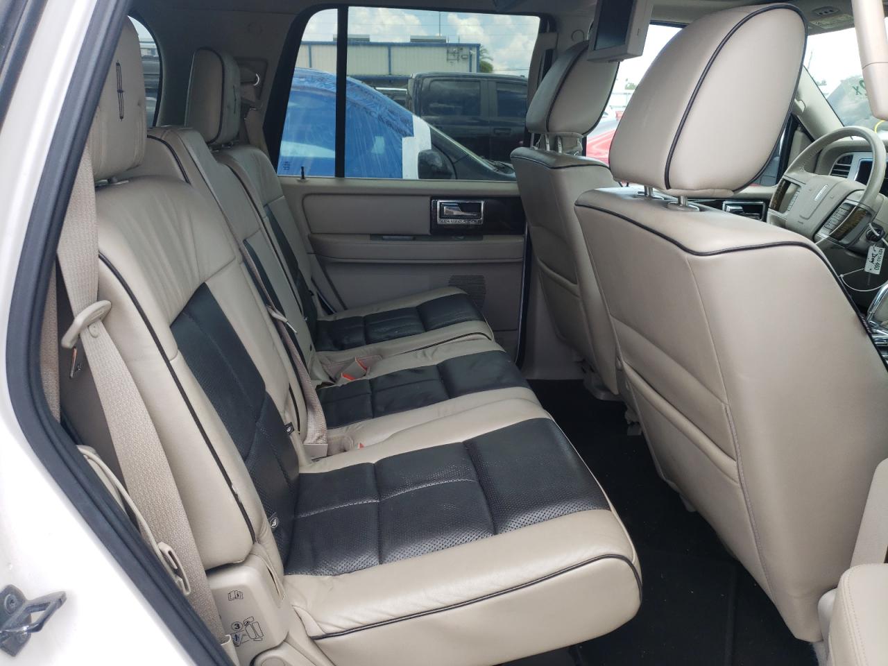 Photo 6 from auction – 2010 LINCOLN NAVIGATOR with VIN 5LMJJ2J56AEJ10541