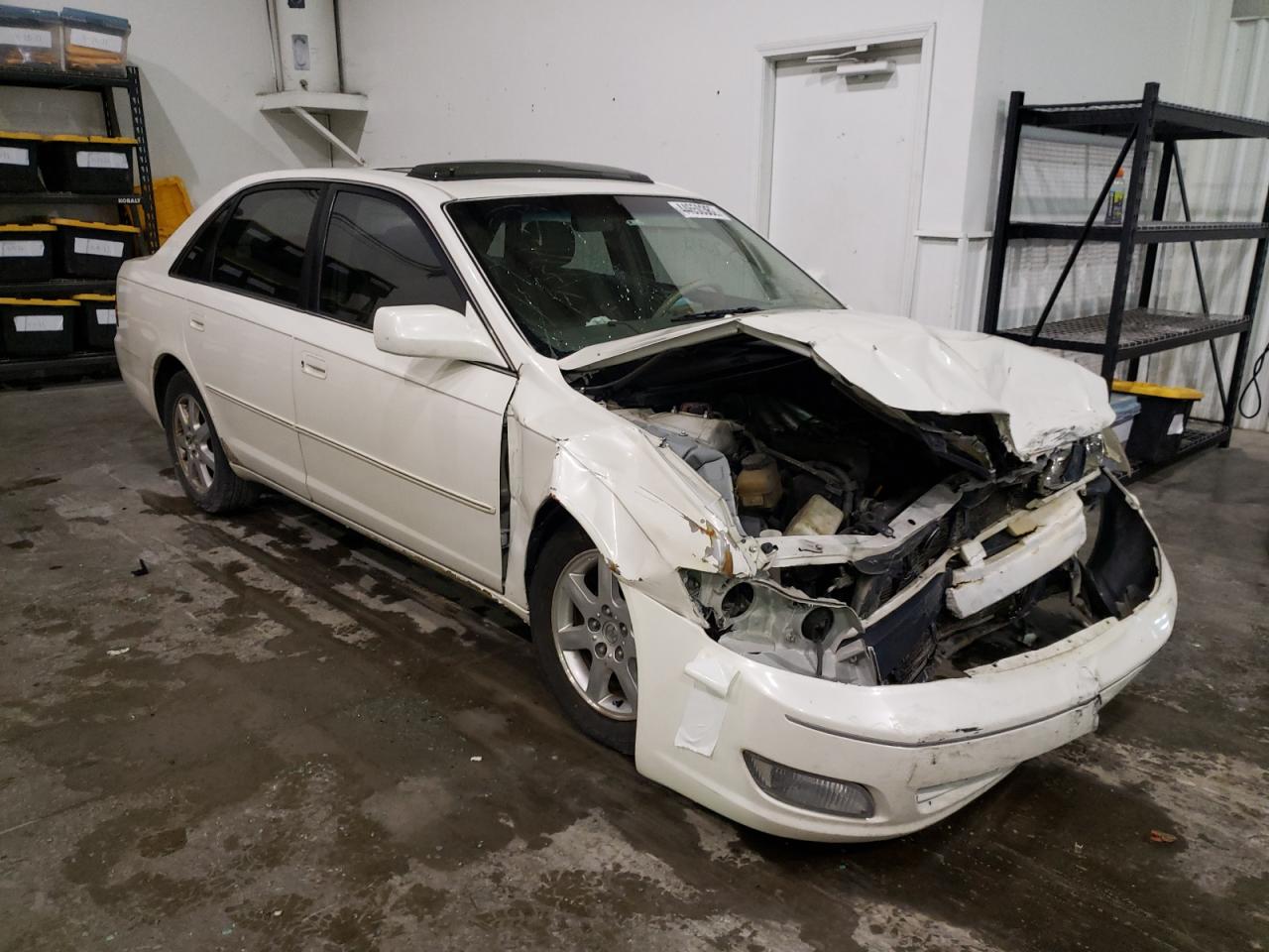 TOYOTA AVALON XL 2000 with VIN 4T1BF28B9YU104785 - Photo from auction
