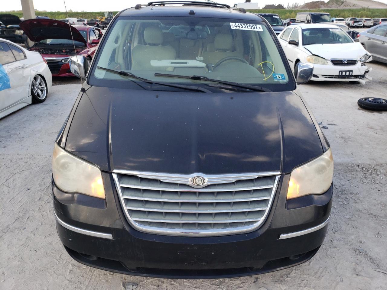 Photo 9 from auction – 2010 CHRYSLER TOWN & COU with VIN 2A4RR6DXXAR138315