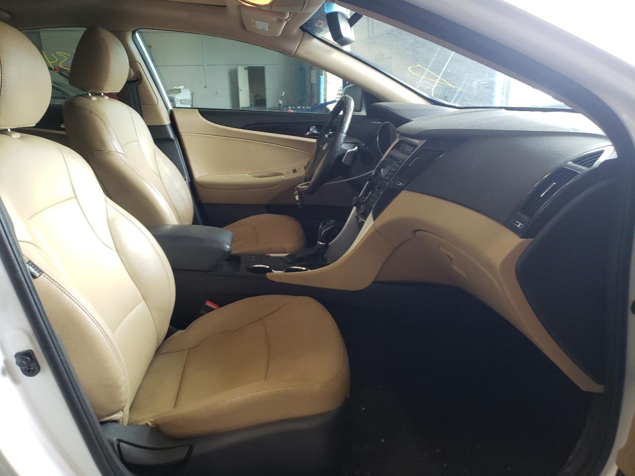 Photo 5 from auction – 2012 HYUNDAI SONATA SE with VIN 5NPEC4AB1CH501619