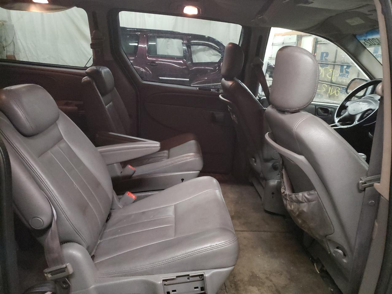 Photo 6 from auction – 2005 CHRYSLER TOWN & COU with VIN 2C4GP54L35R207314