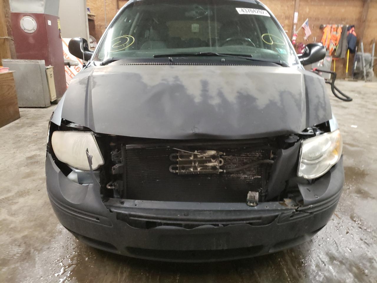 Photo 9 from auction – 2005 CHRYSLER TOWN & COU with VIN 2C4GP54L35R207314