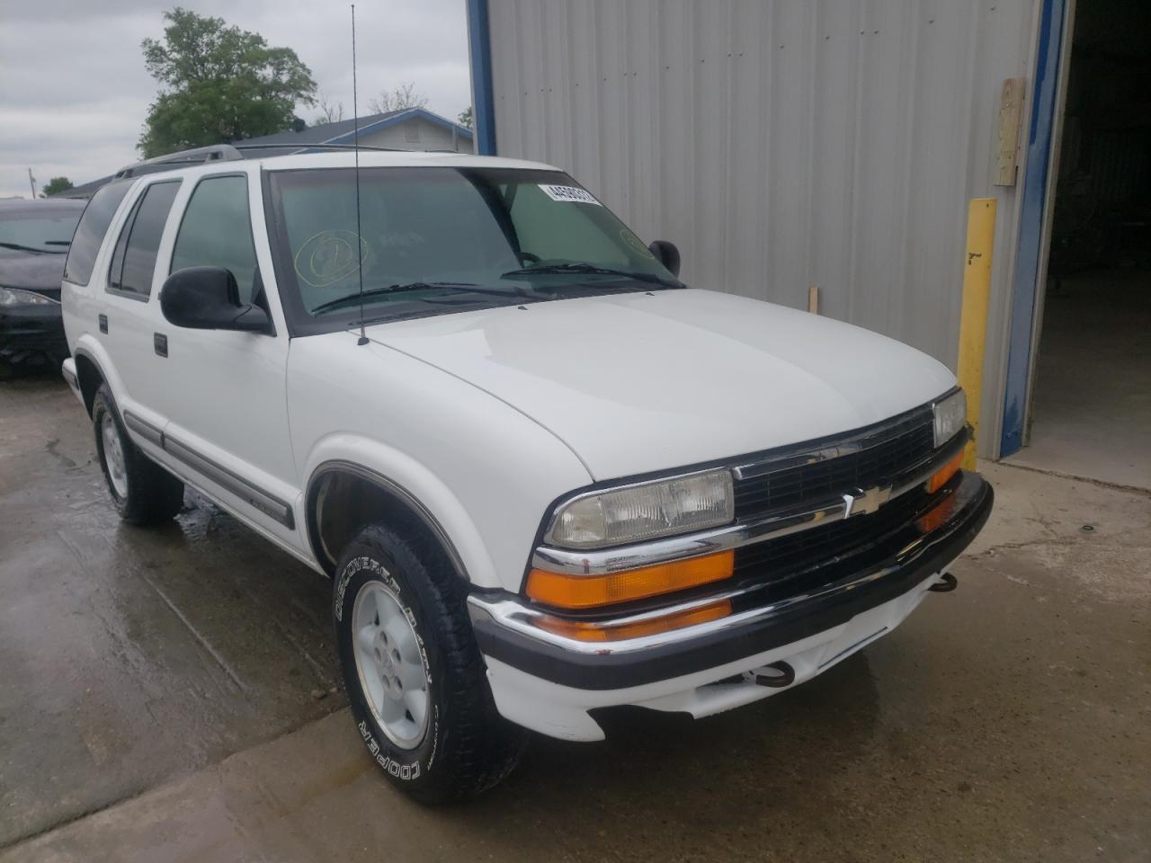 CHEVROLET BLAZER 1998 with VIN 1GNDT13W2W2172565 - Photo from auction
