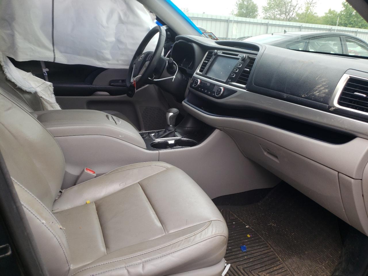 Photo 5 from auction – 2015 TOYOTA HIGHLANDER with VIN 5TDKKRFH9FS114931