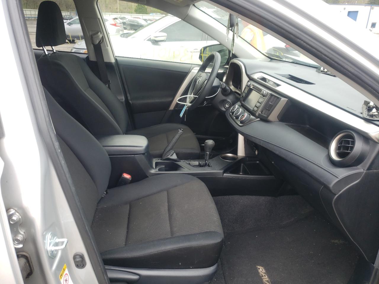 Photo 5 from auction – 2015 TOYOTA RAV4 LE with VIN JTMBFREV3FJ015305