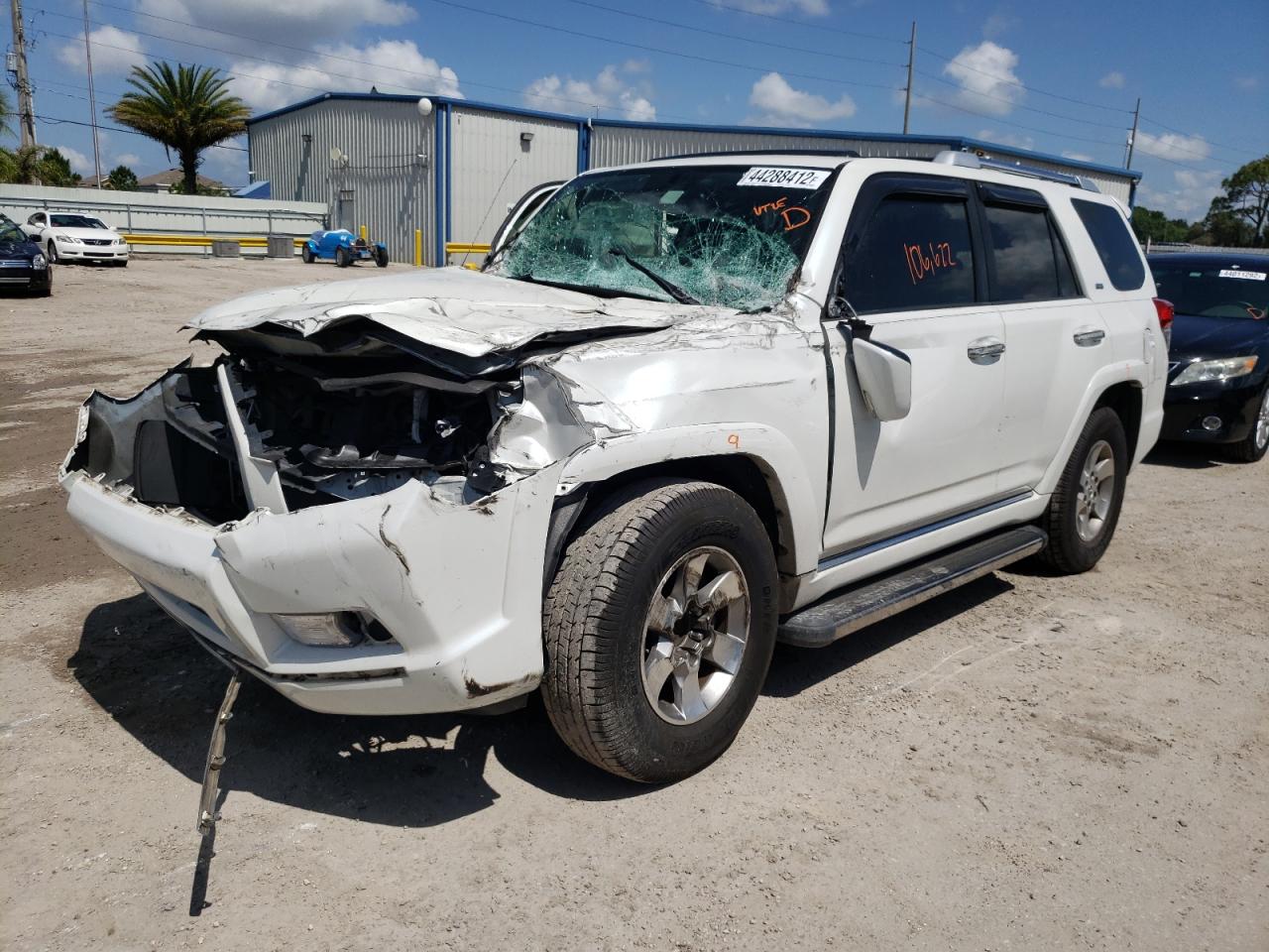 Photo 2 from auction – 2011 TOYOTA 4RUNNER SR with VIN JTEZU5JR5B5023054