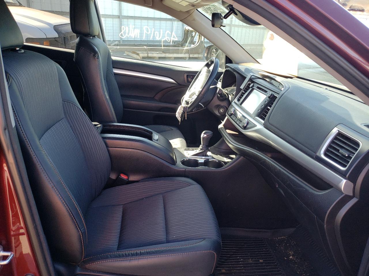 Photo 5 from auction – 2018 TOYOTA HIGHLANDER with VIN 5TDBZRFH7JS841845