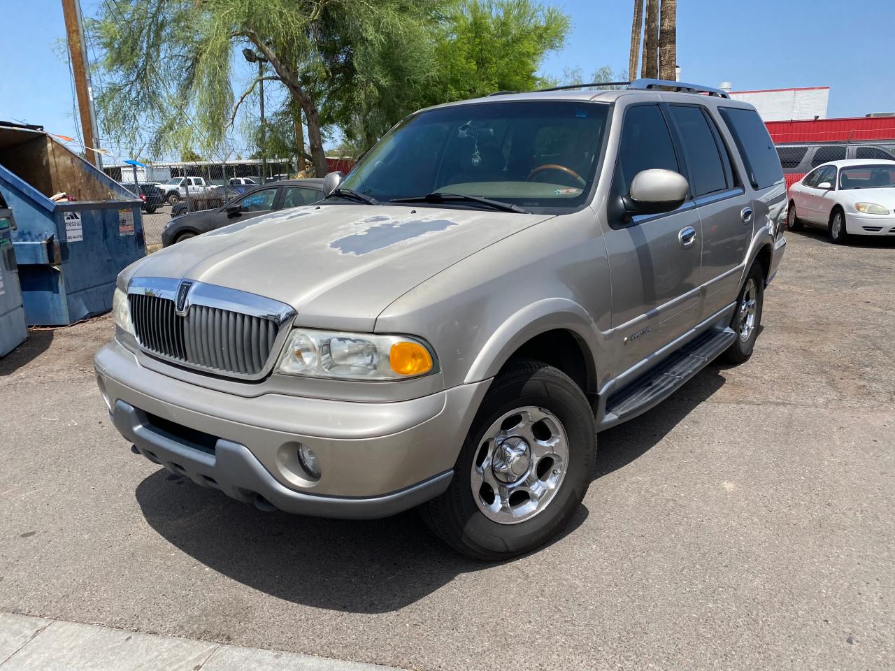 Photo 2 from auction – 2000 LINCOLN NAVIGATOR with VIN 5LMFU28A6YLJ39060