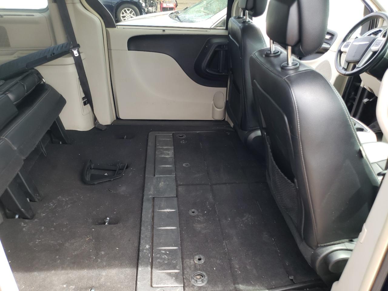 Photo 6 from auction – 2015 CHRYSLER TOWN & COU with VIN 2C4RC1BG9FR582984