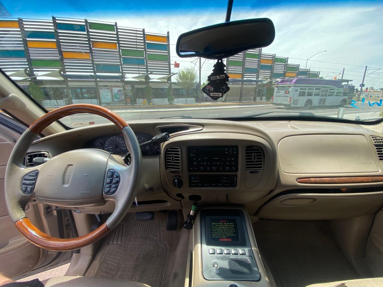Photo 9 from auction – 2000 LINCOLN NAVIGATOR with VIN 5LMFU28A6YLJ39060