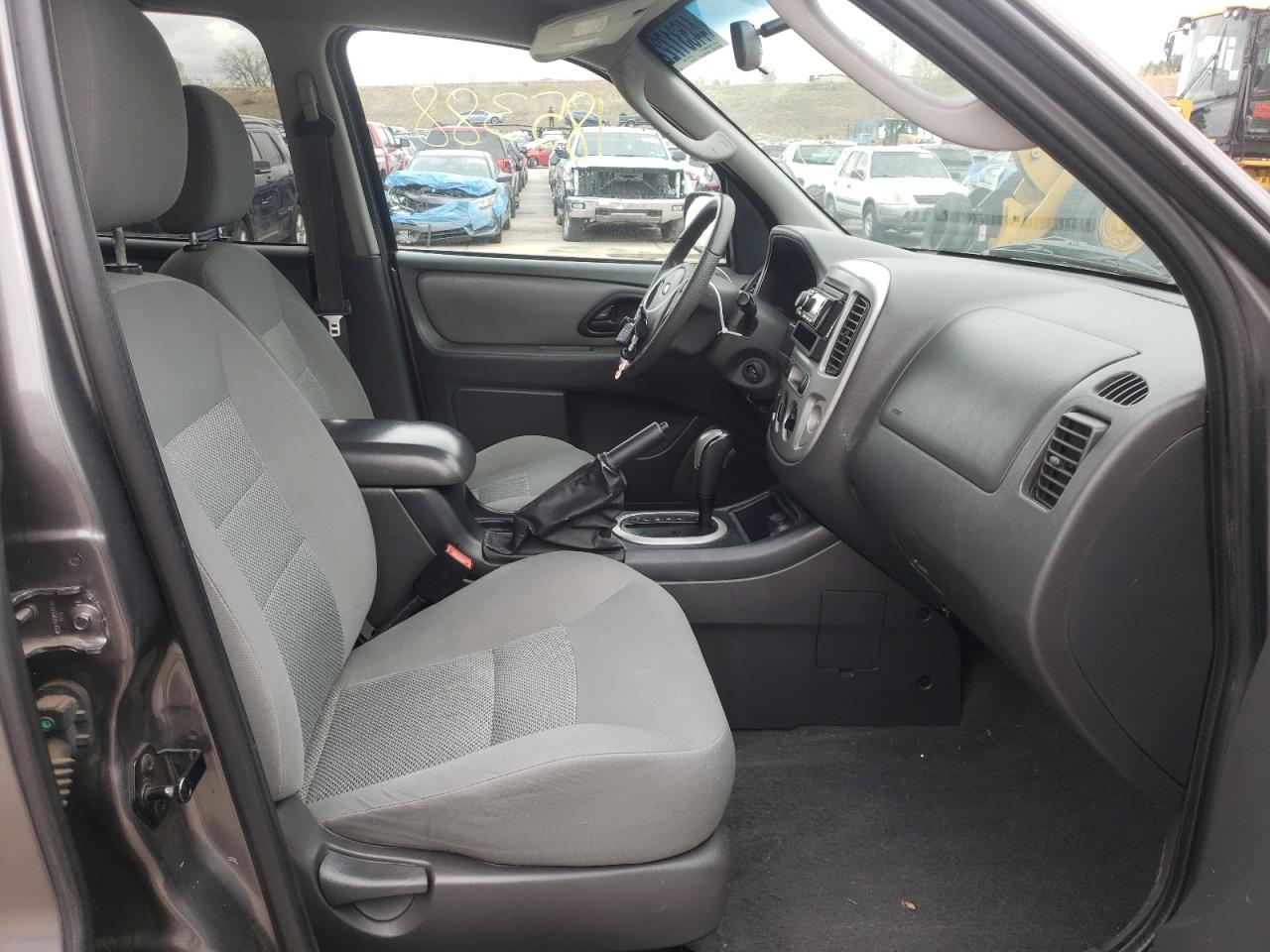 Photo 5 from auction – 2005 FORD ESCAPE XLT with VIN 1FMYU93175KC78143