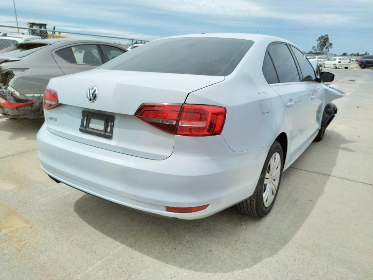 Photo 4 from auction – 2017 VOLKSWAGEN JETTA S with VIN 3VW2B7AJ6HM382639