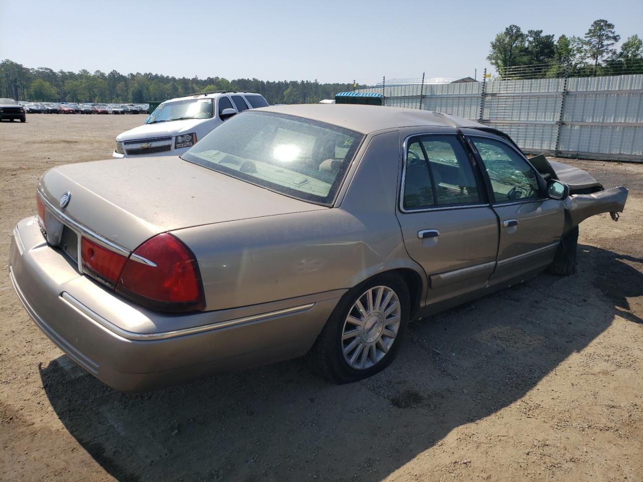 Photo 4 from auction – 2001 MERCURY GRAND MARQ with VIN 2MEFM74W61X699464