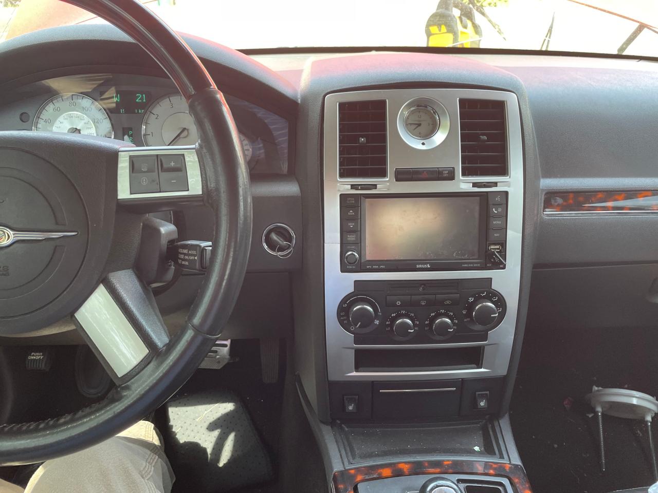 Photo 9 from auction – 2009 CHRYSLER 300C with VIN 2C3KA63T59H609967
