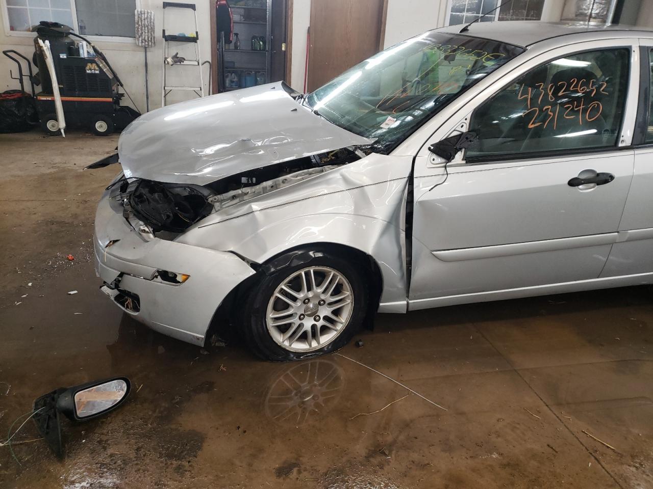 Photo 9 from auction – 2005 FORD FOCUS ZX4 with VIN 1FAFP34N05W132070