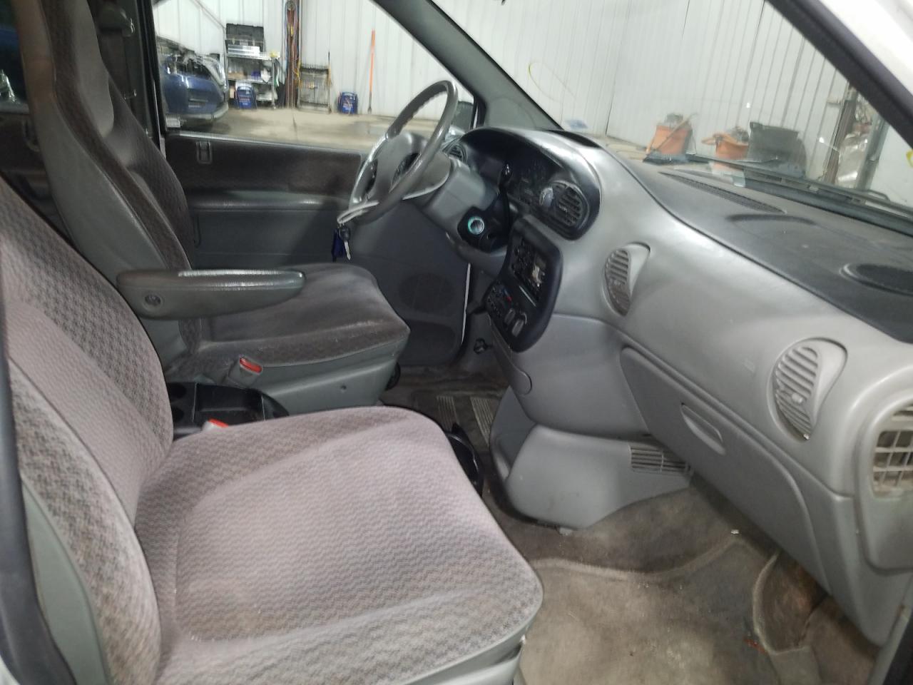 Photo 5 from auction – 1998 DODGE GRAND CARA with VIN 2B4GP44G1WR778280