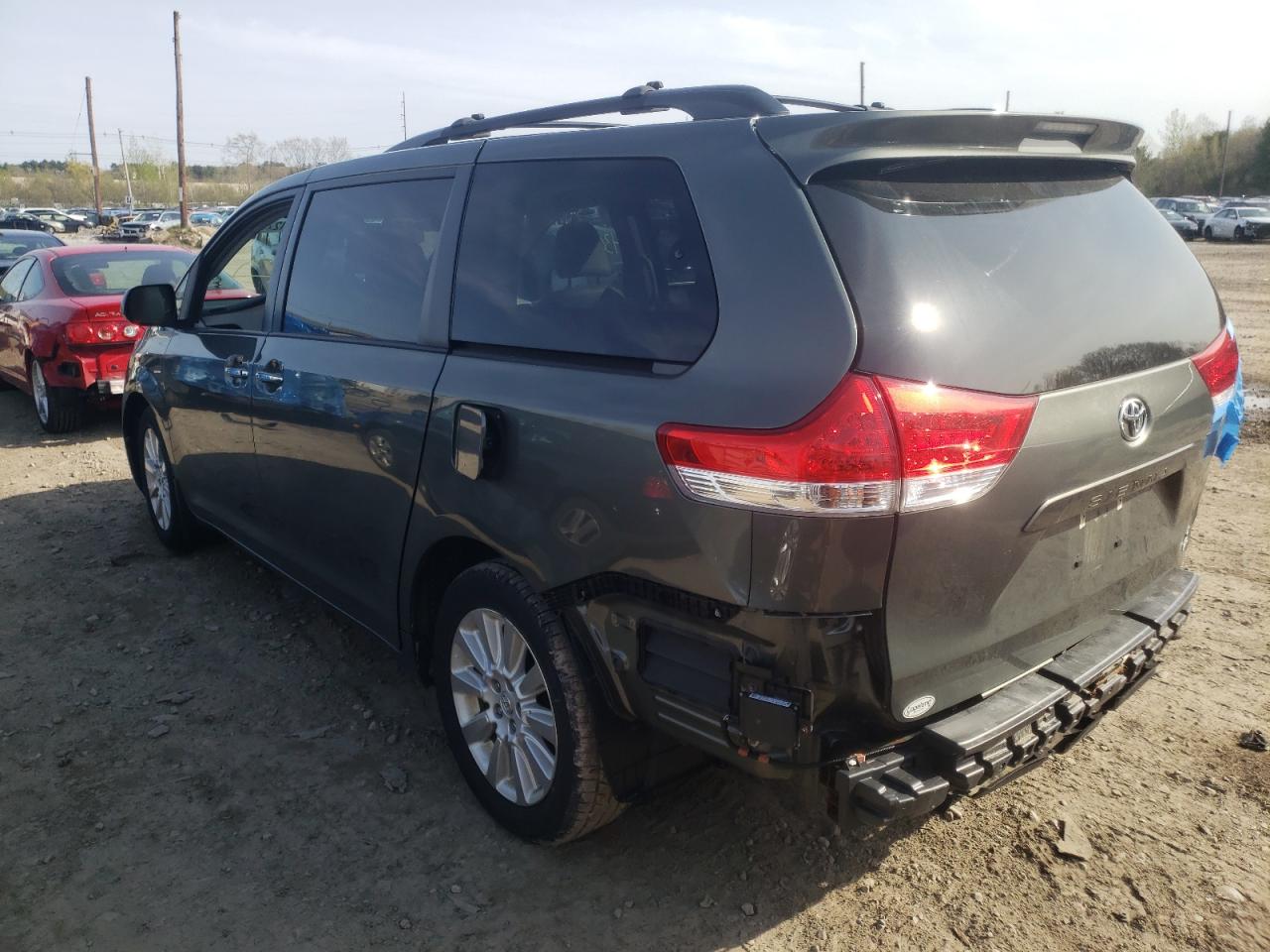 Photo 3 from auction – 2014 TOYOTA SIENNA XLE with VIN 5TDDK3DC1ES089485