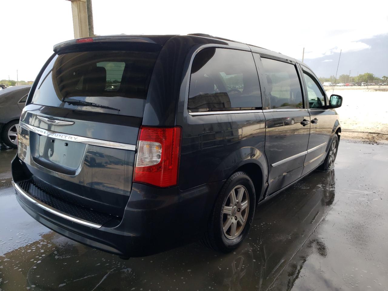 Photo 4 from auction – 2013 CHRYSLER TOWN & COU with VIN 2C4RC1BG4DR637919