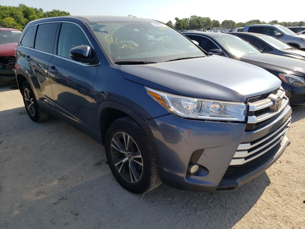 TOYOTA HIGHLANDER 2019 with VIN 5TDZZRFH8KS334095 - Photo from auction
