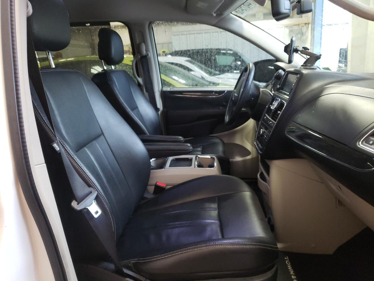 Photo 5 from auction – 2013 CHRYSLER TOWN & COU with VIN 2C4RC1CG2DR745471