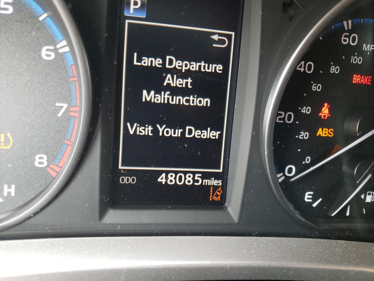 Photo 8 from auction – 2018 TOYOTA RAV4 LE with VIN JTMZFREV5JJ177301