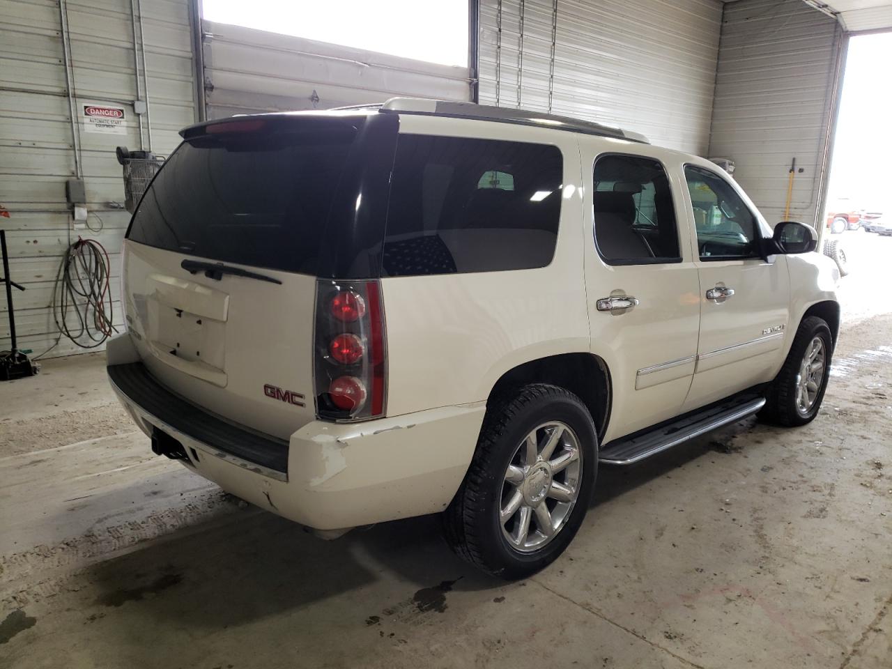 Photo 4 from auction – 2009 GMC YUKON DENA with VIN 1GKFK03219R271499