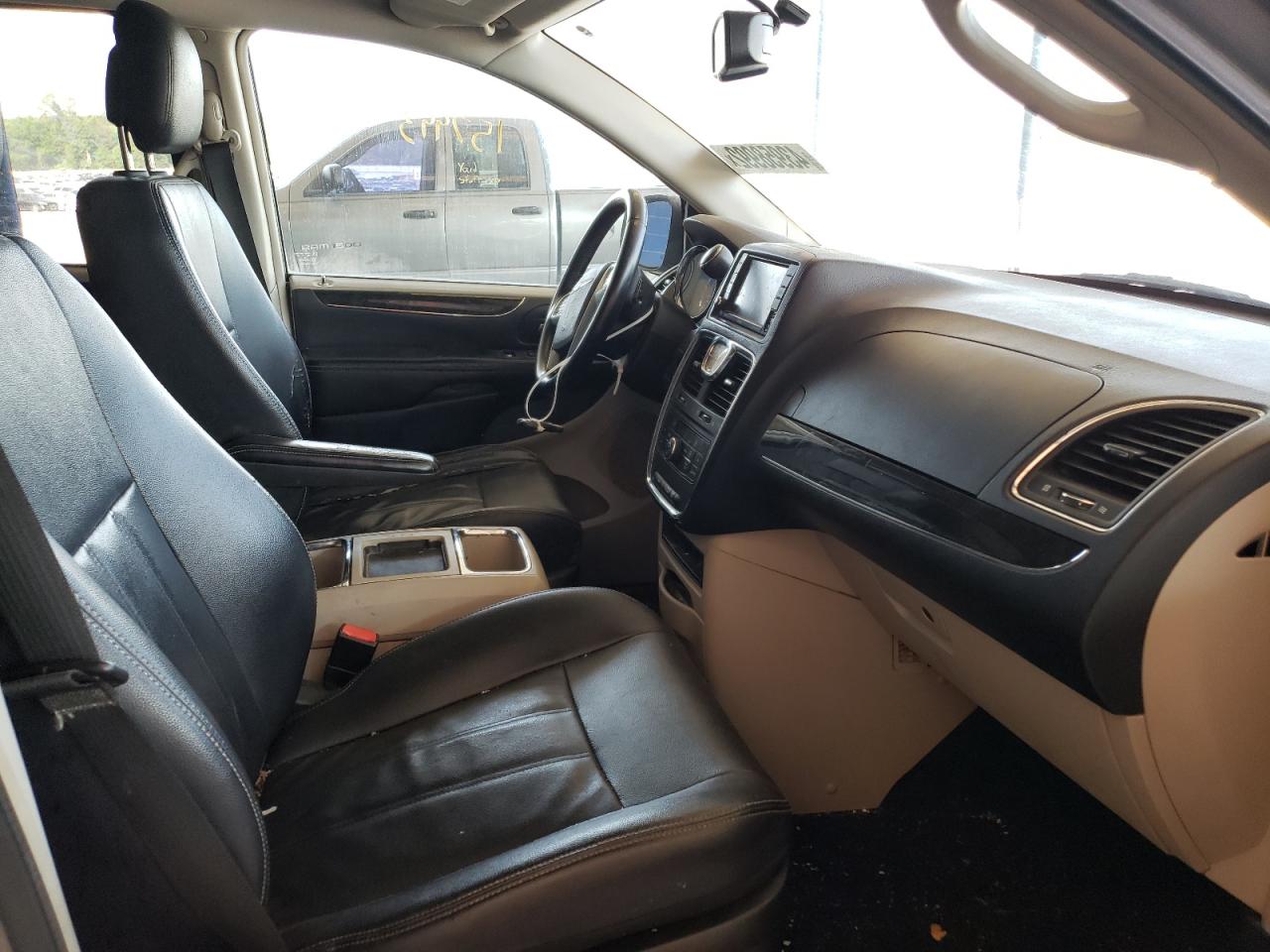 Photo 5 from auction – 2013 CHRYSLER TOWN & COU with VIN 2C4RC1BG6DR674289