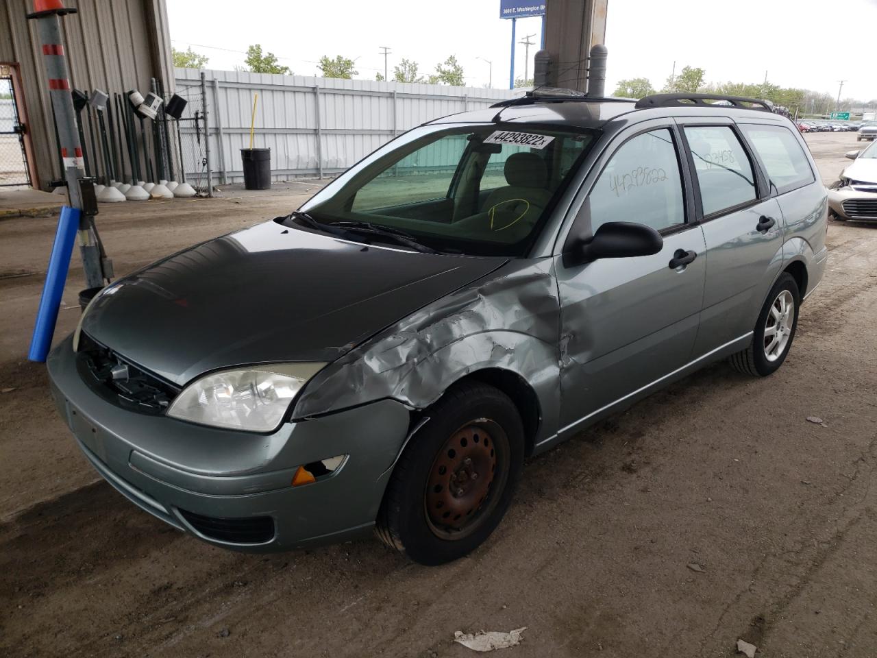 Photo 2 from auction – 2005 FORD FOCUS ZXW with VIN 1FAFP36N75W220904