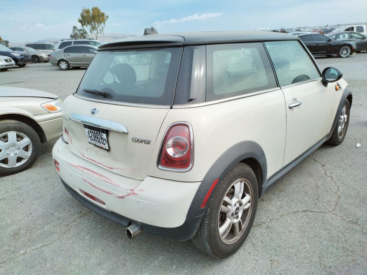 Photo 4 from auction – 2011 MINI COOPER with VIN WMWSU3C59BT094044