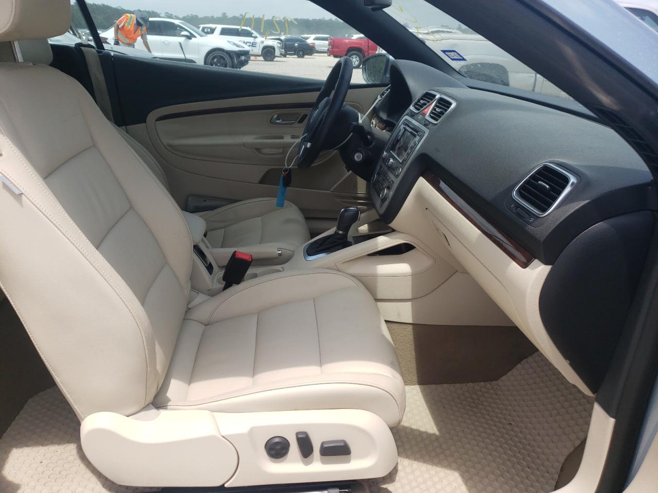 Photo 5 from auction – 2017 VOLKSWAGEN EOS LUX with VIN WVWFW7AHXCV015313