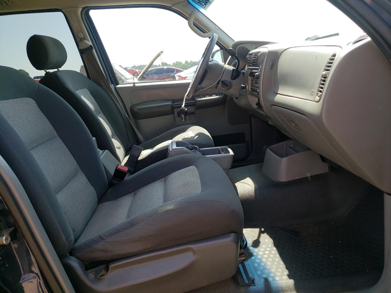 Photo 5 from auction – 2003 FORD EXPLORER S with VIN 1FMZU67E73UC83554