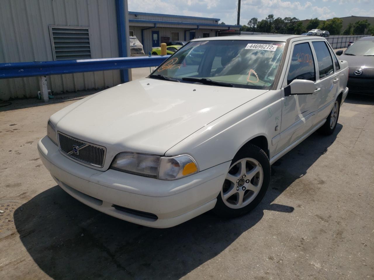 Photo 2 from auction – 2000 VOLVO S70 BASE with VIN YV1LS61J8Y2662047