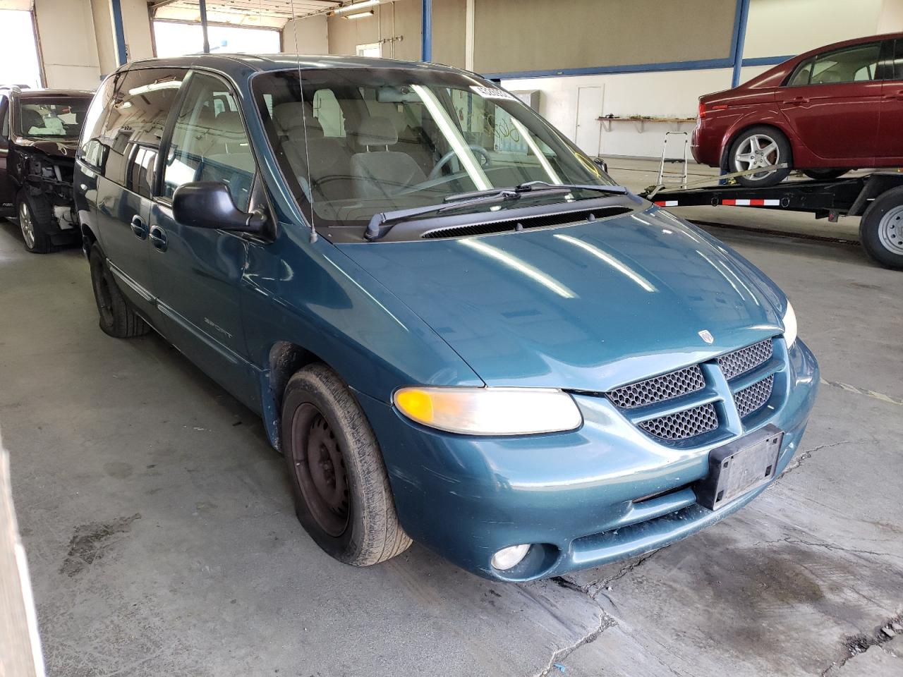 DODGE CARAVAN SE 2000 with VIN 2B4GP45G7YR737556 - Photo from auction