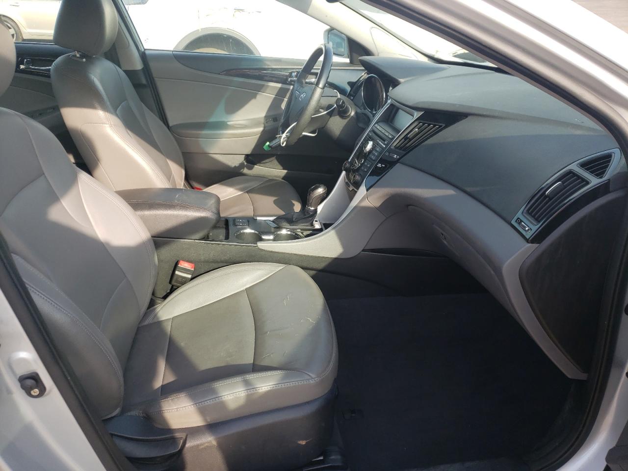 Photo 5 from auction – 2011 HYUNDAI SONATA with VIN 5NPEC4ACXBH011073