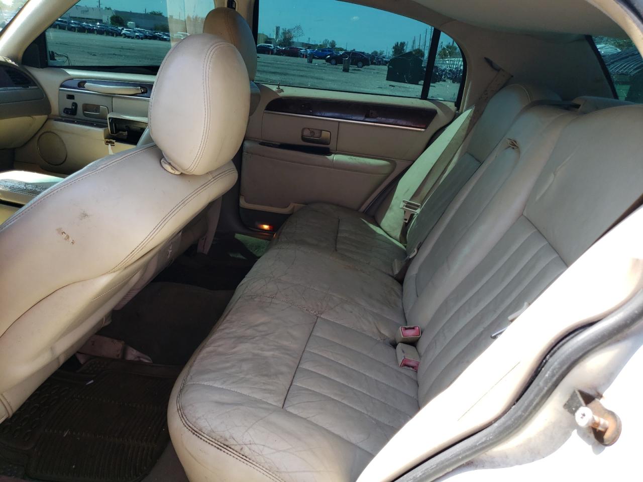 Photo 6 from auction – 2005 LINCOLN TOWN CAR E with VIN 1LNHM81W15Y627951