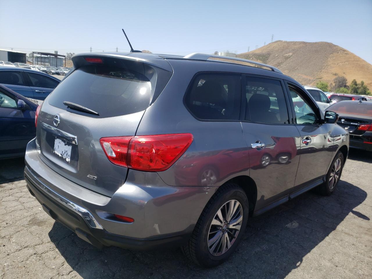 Photo 4 from auction – 2017 NISSAN PATHFINDER with VIN 5N1DR2MM0HC690063