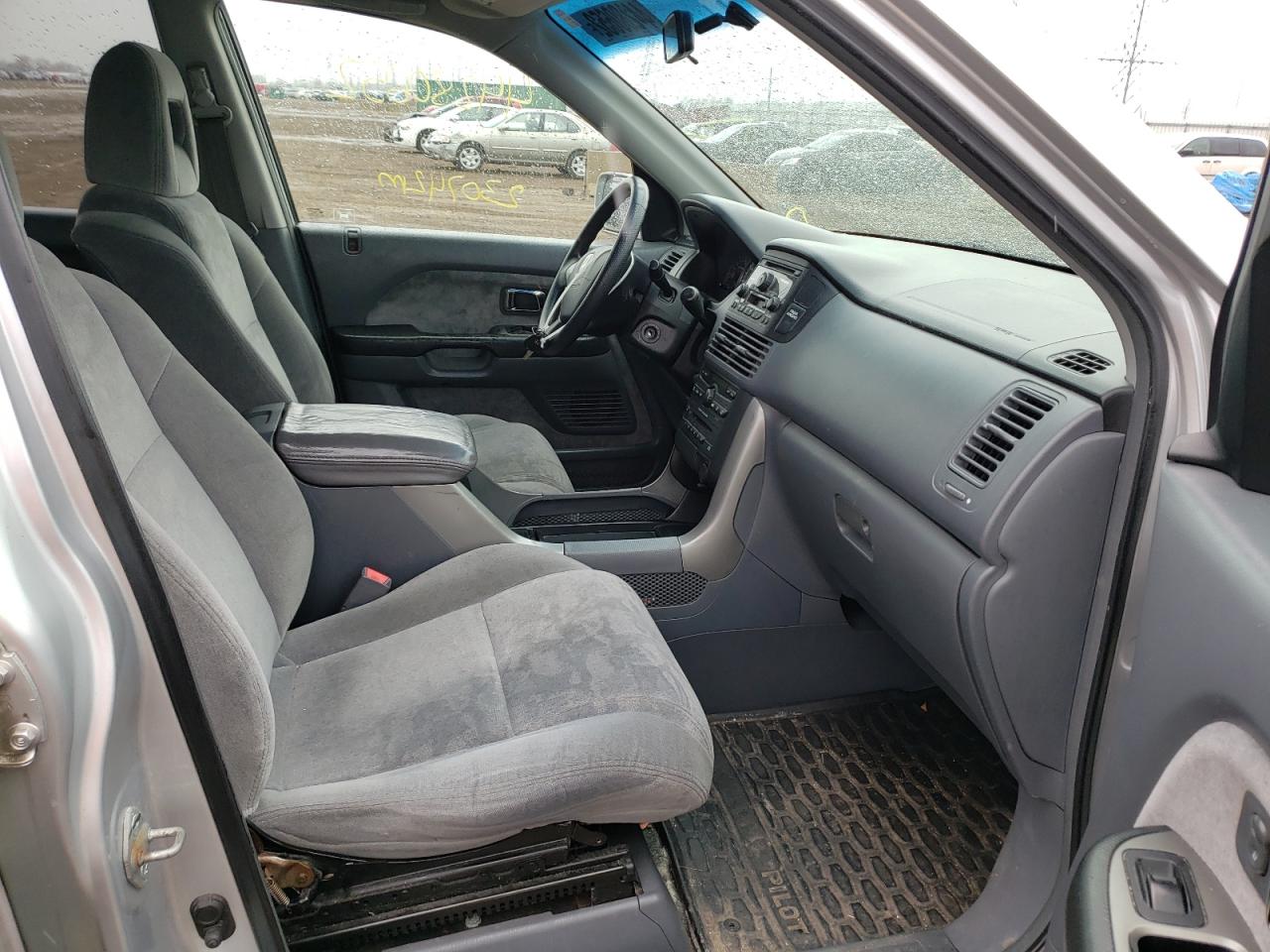 Photo 5 from auction – 2005 HONDA PILOT EX with VIN 5FNYF18485B005051