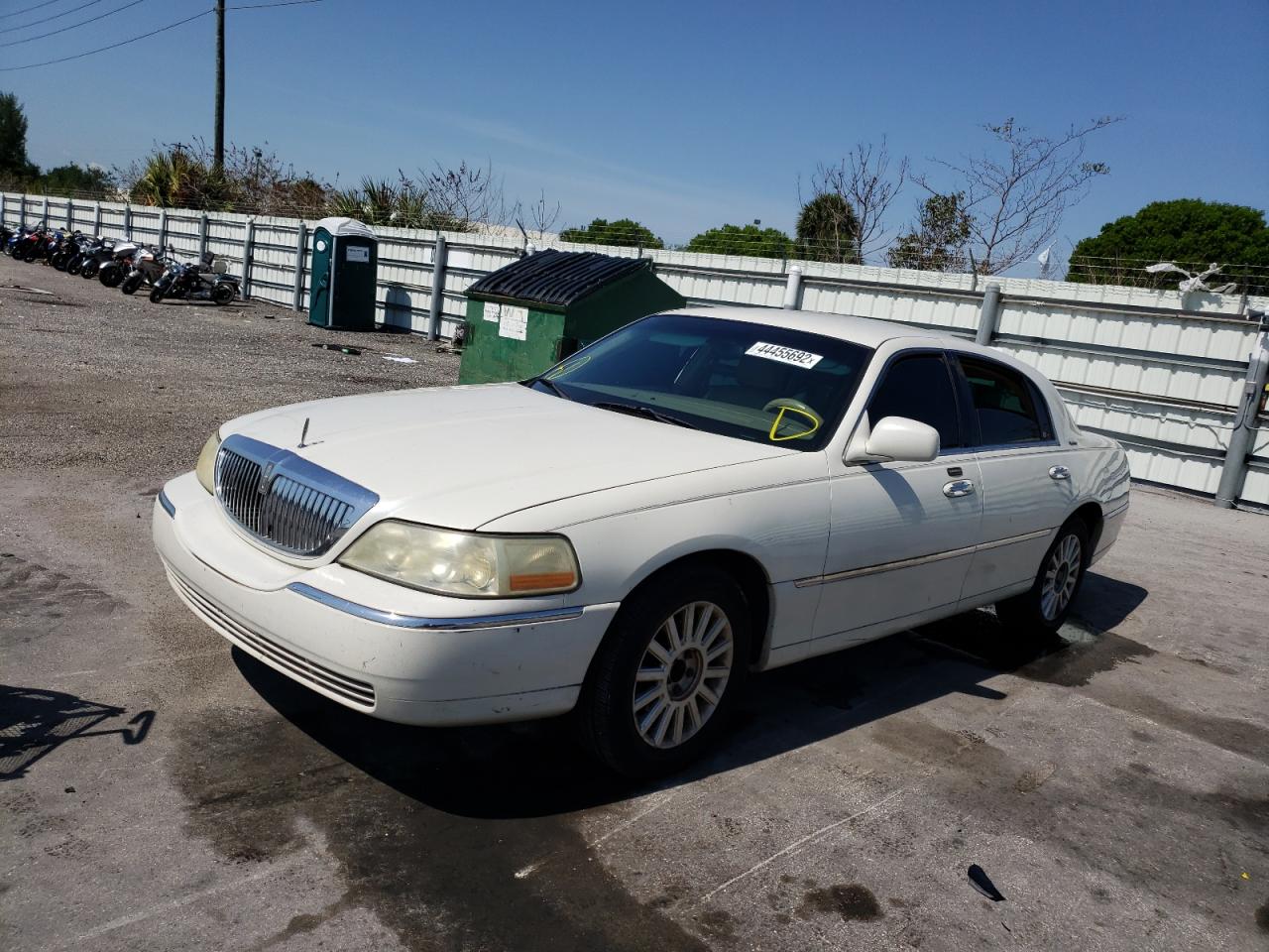 Photo 2 from auction – 2005 LINCOLN TOWN CAR E with VIN 1LNHM81W15Y627951