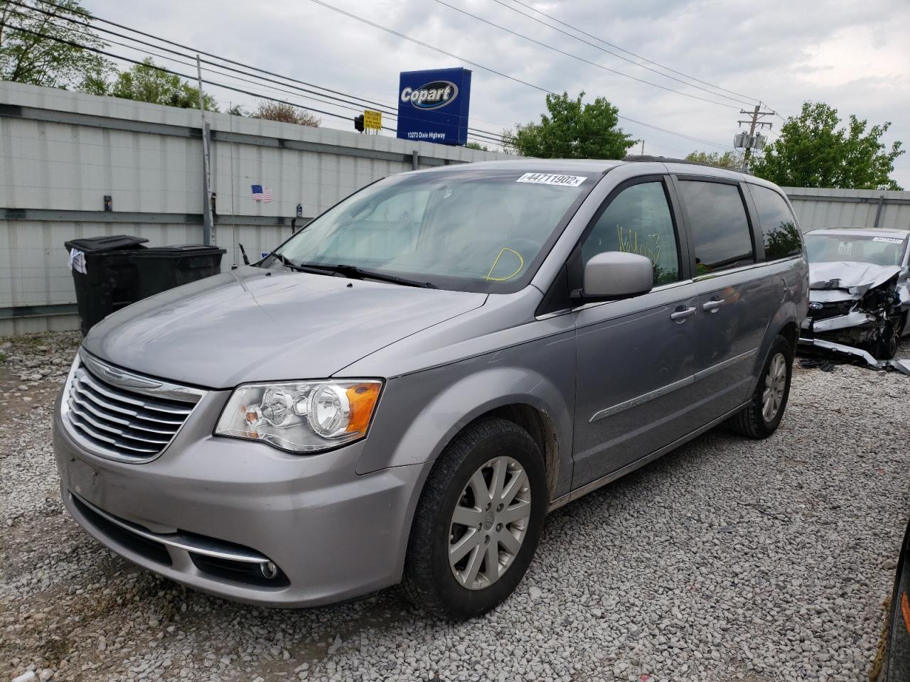 Photo 2 from auction – 2015 CHRYSLER TOWN & COU with VIN 2C4RC1BG3FR595732