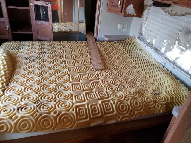 Photo 6 from auction – 2002 HOLI RV with VIN 1RF22424822018109