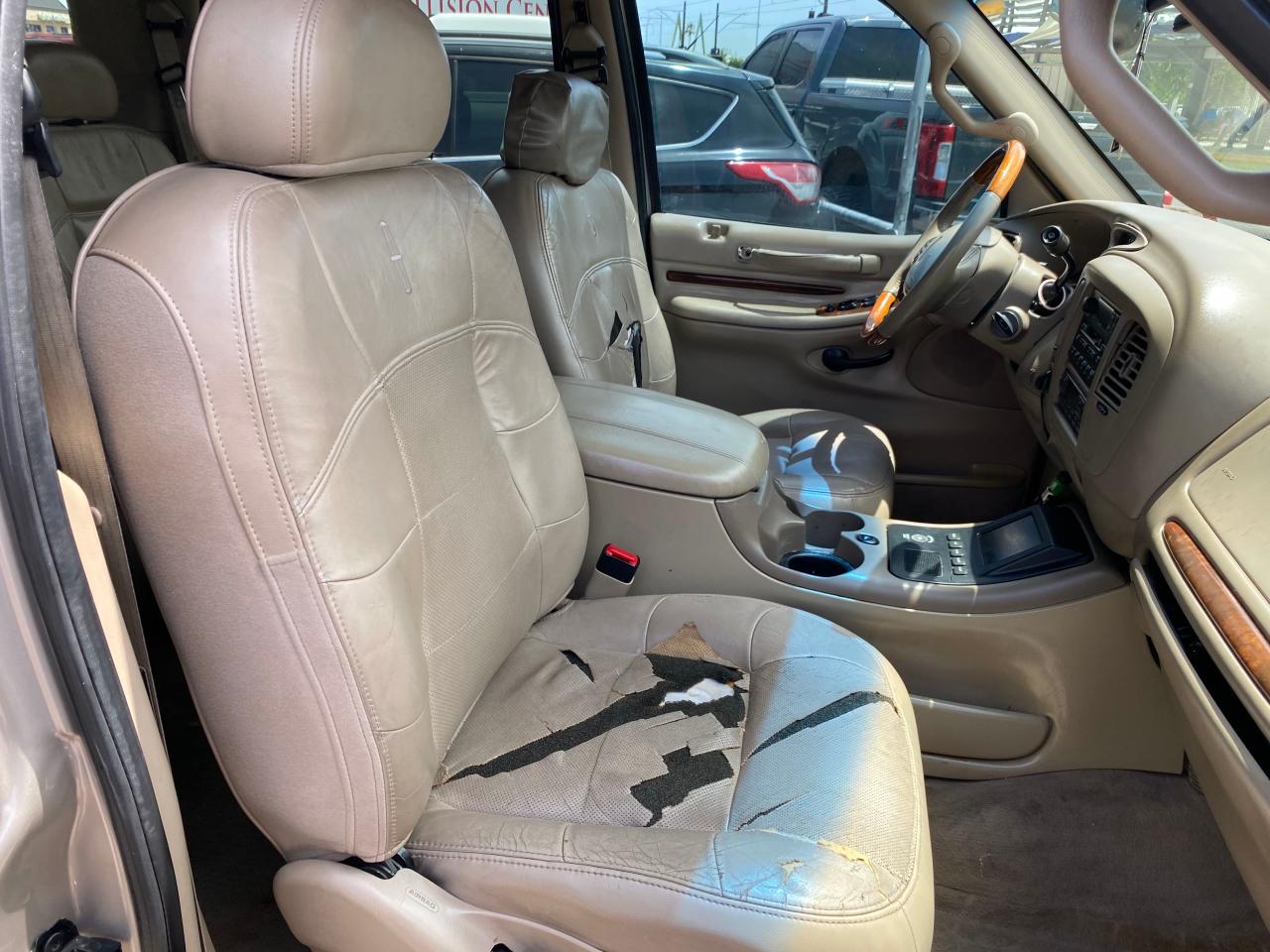 Photo 5 from auction – 2000 LINCOLN NAVIGATOR with VIN 5LMFU28A6YLJ39060