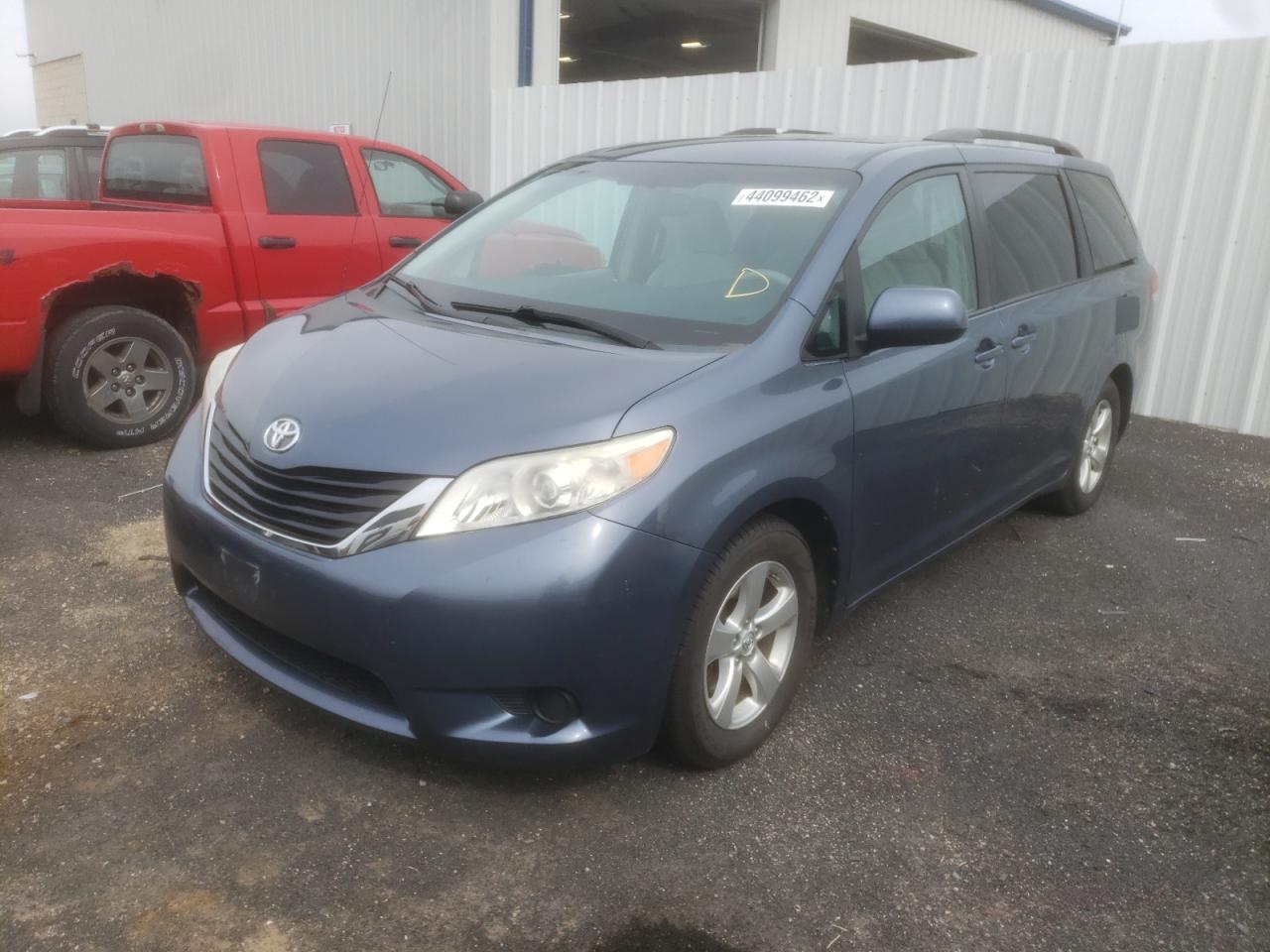 Photo 2 from auction – 2013 TOYOTA SIENNA LE with VIN 5TDKK3DC5DS359288