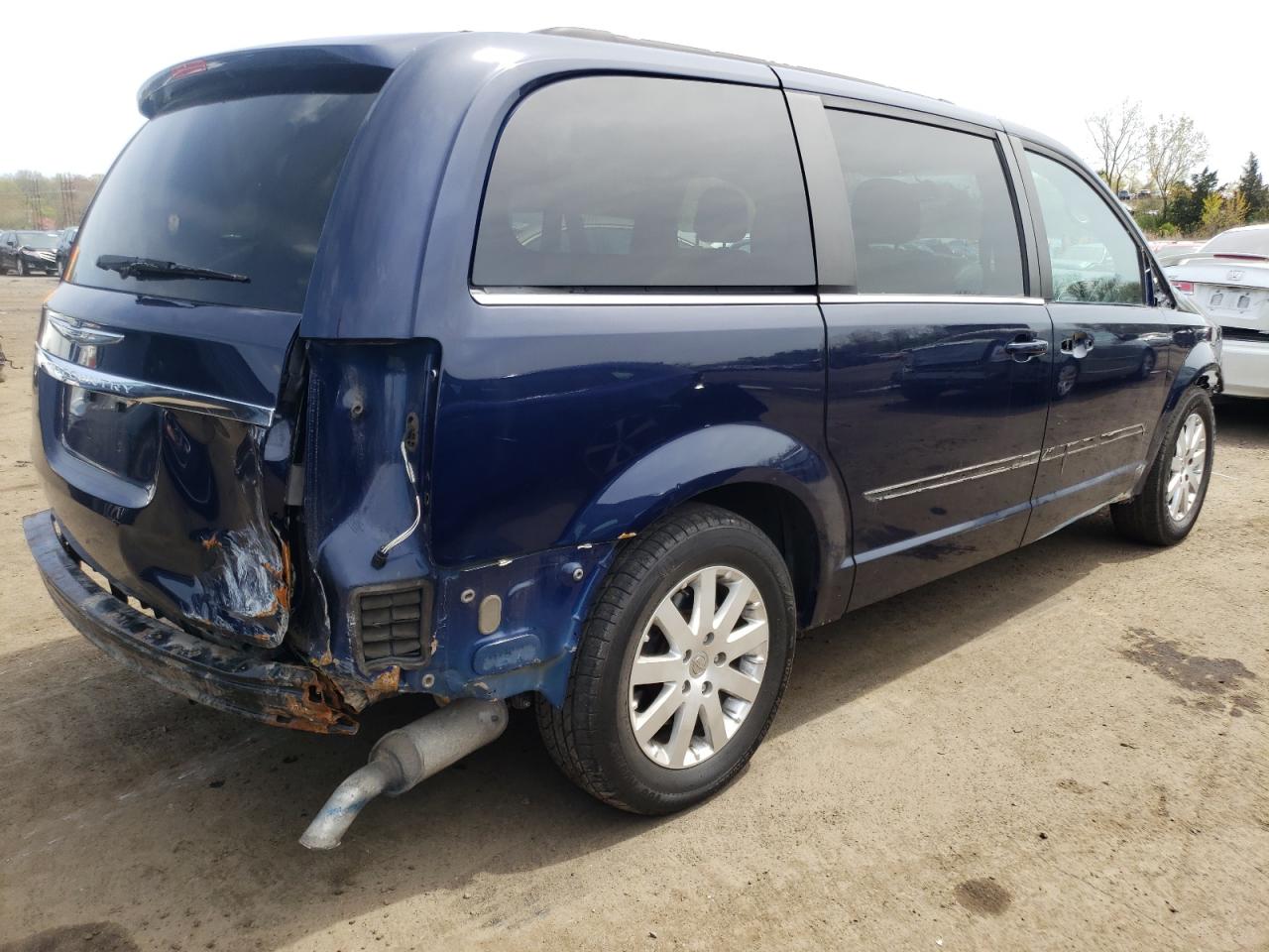 Photo 4 from auction – 2015 CHRYSLER TOWN & COU with VIN 2C4RC1BG9FR582984